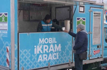 Bahçelievler’de kar mesaisi: Tuzlama, temizlik ve sıcak çorba ikramı 