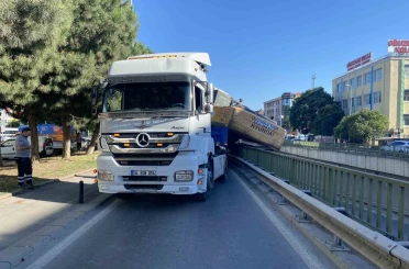 Bahçelievler’de tırın taşıdığı iş makinesi bariyerlere çarptı 