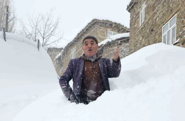 Bahçesaray’da 71 yerleşim yerinin yolu kardan kapalı 