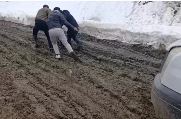 Bahçesaray’da çamurla mücadele: Vatandaşlar araçlarını iple çekerek ilerliyor 