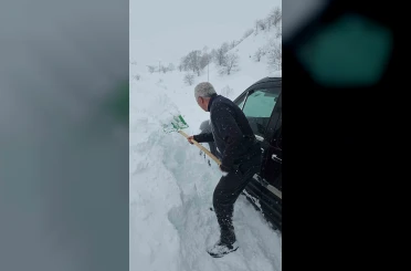 Bahçesaray’da çığ faciası son anda atlatıldı: Araçtaki aile ölümden döndü 