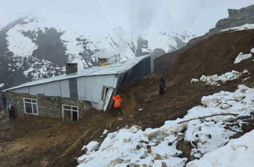 Bahçesaray’da heyelan bir eve zarar verdi 