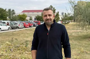 Bahçesinde sürünen yılanı fark etti, korkusuzca eline alıp sevdi
