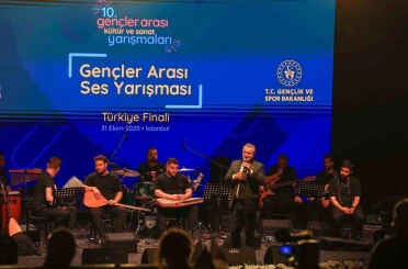 Bakan Bak, gençler arası ses yarışmasını izledi, sahnede şarkı söyledi 