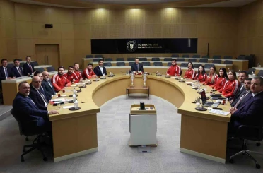 Bakan Bayraktar, milli güreşçileri ağırladı 