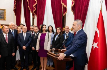 Bakan Fidan, Bulgaristan’daki Türk iş insanları ve siyasetçilerle bir araya geldi 