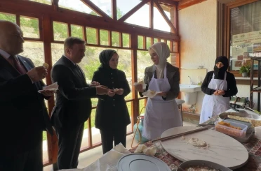 Bakan Göktaş, Erzincan’da kadın kooperatifinde gözleme pişirip ikram etti 