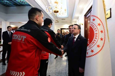 Bakan Gürlek, birim amirleri, Bakanlık ve HSK personeliyle bayramlaştı 