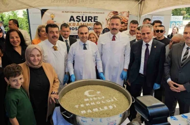 Bakan Kacır, vatandaşlara aşure ikramında bulundu 