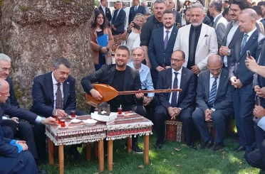 Bakan Tekin Bursa’da çınar altında türkü söyledi, Anadolu peynirlerini tattı 