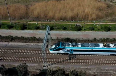Bakan Uraloğlu: "Test süreçleri başarıyla devam eden Milli Elektrikli Hızlı Tren’imiz saatte 240 kilometre hıza ulaştı" 