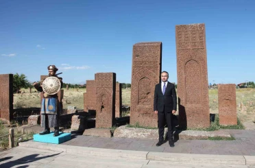 Bakan Yardımcısı Demiralp, Ahlat’ta Selçuklu Mezarlığı’nı ziyaret etti 