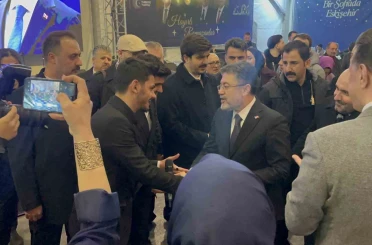Bakan Yumaklı, gençlerle birlikte "Kabe’de Hacılar" ilahisini söyledi 
