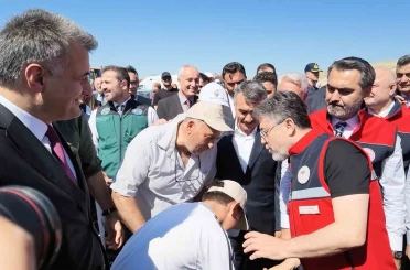 Bakan Yumaklı’dan elini öpmek isteyen çocuğa esprili cevap 