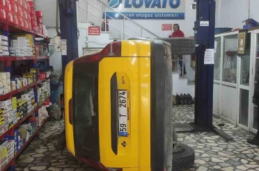Bakım için servise bırakılan taksi liftten düştü 