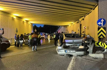 Bakırköy’de hafif ticari araç ile otomobil çarpıştı: 5 yaralı 