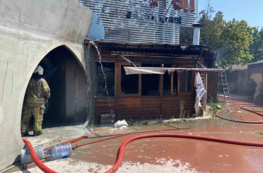 Bakırköy’de tadilattaki kafeden alevler yükseldi 
