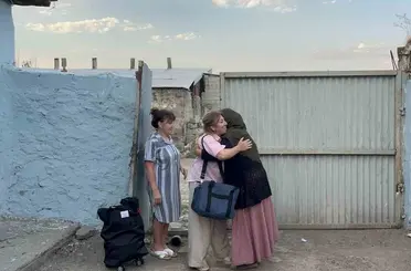 Bakü-Kars uçuşu 100 yıllık hasreti bitirdi: İki kardeşin torunları Kars’ta buluştu
