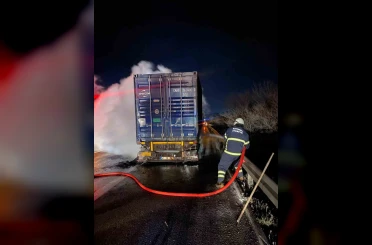 Balatalarından tutuşan tırdaki yangın kısa sürede söndürüldü 