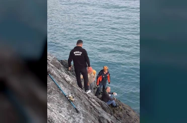 Balık tutmak isterken kayalıklardan düşen adamı ekipler ve balıkçı teknesi kurtardı 