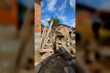Balıkesir’de 4.9 büyüklüğünde depremde 2 metruk evde çökmeler meydana geldi 