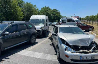 Balıkesir’de 6 araç zincirleme kaza yaptı; 2 yaralı 