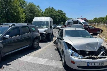 Balıkesir’de 6 aracın karıştığı zincirleme kaza: 2 yaralı 