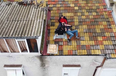 Balıkesir’de çatıya çıkan adamı polis ve itfaiye ekipleri indirdi 