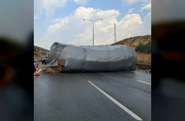 Balıkesir’de saman yüklü tır devrildi, otoyol trafiğe kapandı 