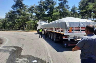 Balıkesir’de tıra arkadan çarpan otomobil takla attı: 4 yaralı 