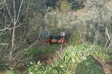 Balıkesir’de traktör şarampole uçtu; 2 yaralı 