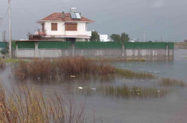 Balıkesir’de yazlıklar su altında kaldı 