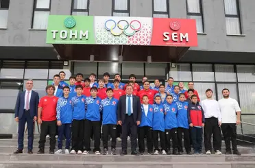 Balkan Şampiyonu güreşçiler için pasta kesildi
