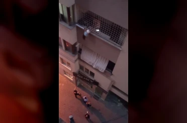 Balkon filesinde asılı kalan çocuğunu düşmesin diye dakikalarca tuttu 