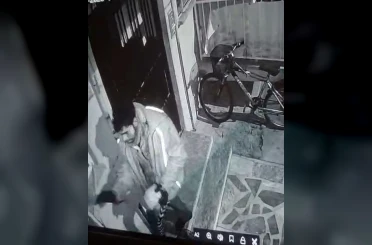Balkondaki motosiklet ekipmanlarını çaldı 