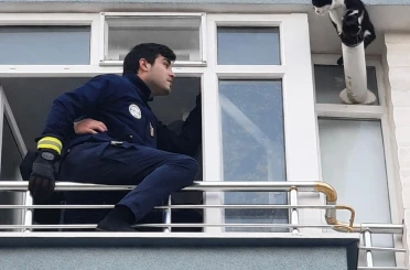 Balkondan uzanan yardım eli minik canı kurtardı 