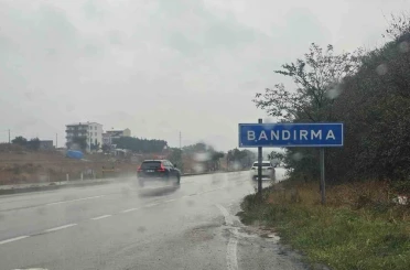 Bandırma güne yağışla başladı 