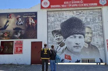 Bandırma’da 60 yıl hapis cezasıyla aranan şahıs kıskıvrak yakalandı 