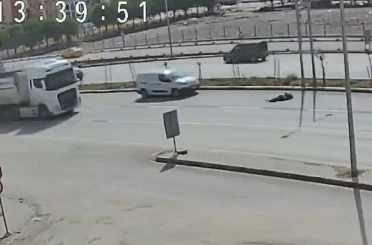 Bandırma’da kamyonun çarptığı yaşlı adam metrelerce savruldu 