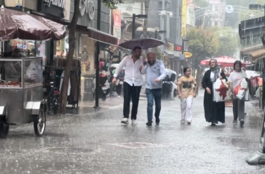 Bandırma’da sağanak yağış etkili oldu 