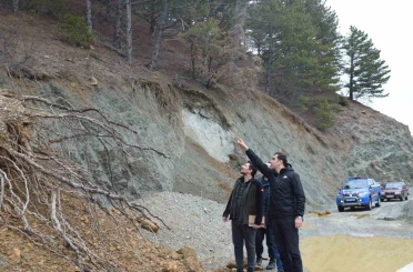 Baraj gölünde artan su seviyesi orman ve arazi yollarında heyelana neden oldu 