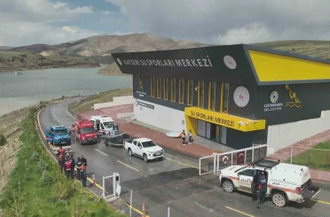Barajda sörfleri alabora olan 2 kişi kurtarıldı 