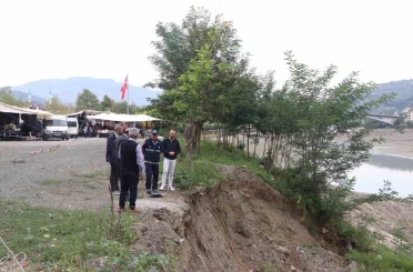 Barajdaki su seviyesi düştü, kıyıda çatlaklar oluştu 