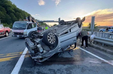 Bariyerlere çarpan otomobil takla atarak sürüklendi: 4 yaralı 