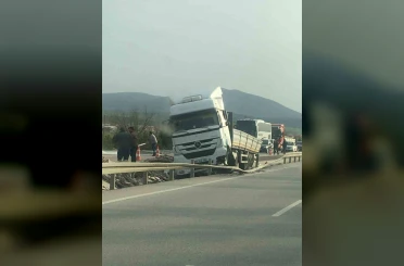 Bariyerlere çarpan tırda 2 kişi yaralandı 