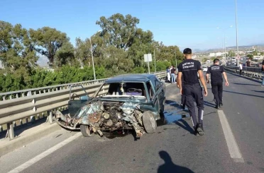 Bariyerlere çarpan Tofaş hurdaya döndü, etrafa saçılan parçaları başka sürücüyü de yaraladı 