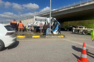 Bartın’da halk otobüsü otomobilin üzerine devrildi: 44 yaralı 