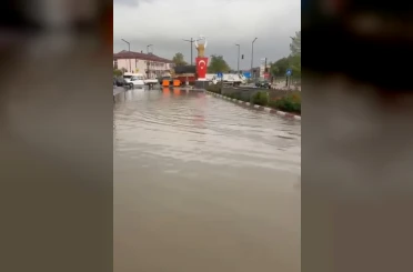 Bartın’da sağanak etkili oldu, caddeler nehre döndü 