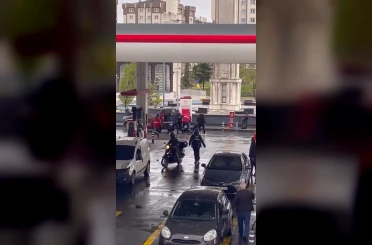 Başakşehir’de akaryakıt istasyonunda tekmeli yumruklu kavga 