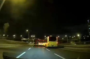Başakşehir’de makas atan otomobil 2 otobüse çarptı 